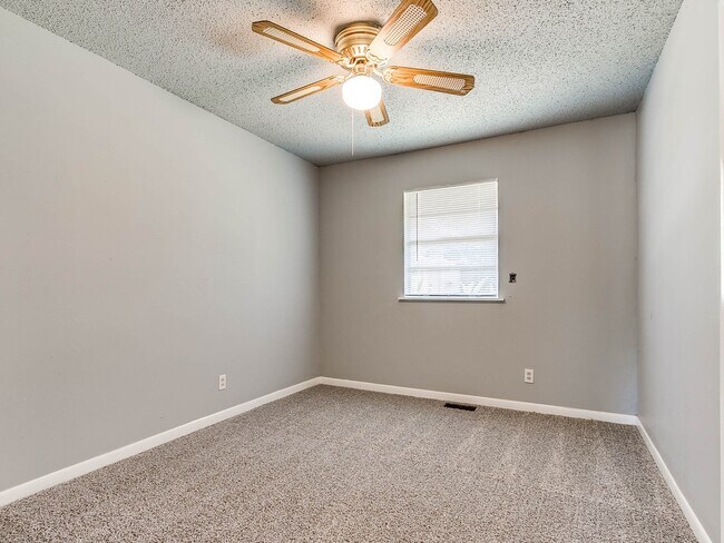 Building Photo - 3 Bed / 1.5 Bath + Located in OKC