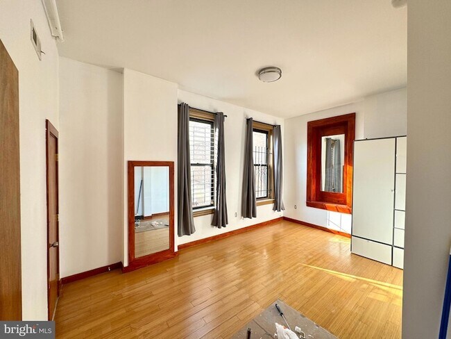 Building Photo - 1301 Vine St