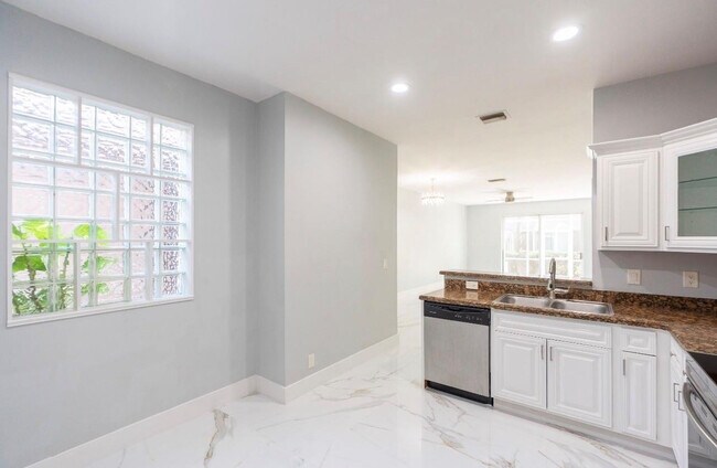 Building Photo - 1928 Madeira Dr