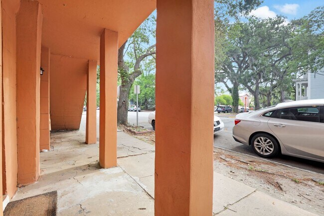 Building Photo - 703 Barnard St