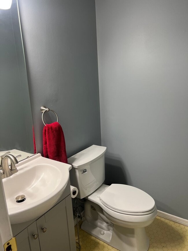 Building Photo - 3 Bedroom, 2.5 Bath Townhouse in Park Hampton