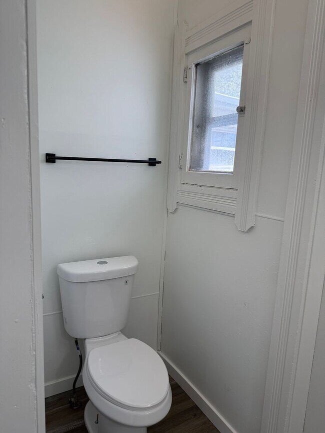 Building Photo - 1038 Heath St