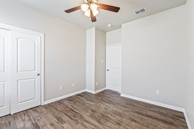 Building Photo - 1204 Grand Oak Trail