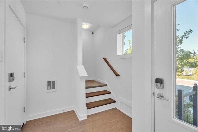 Building Photo - 904 Riverplace Dr