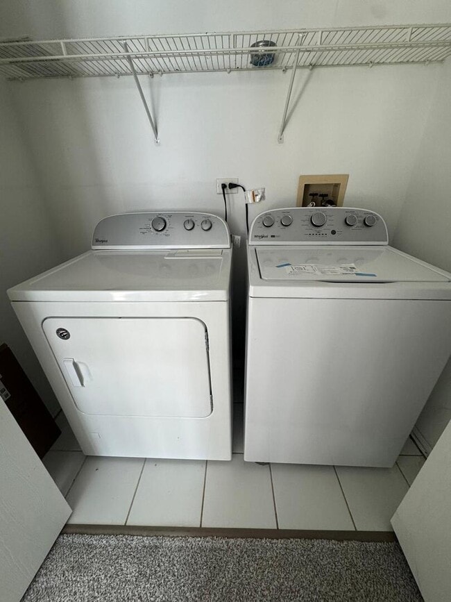 Building Photo - 689 E Whispering Oaks Ct