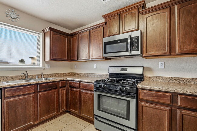 Building Photo - 2-story 3 bed 2.5 bath with loft home in Northeast El Paso