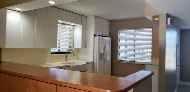 Building Photo - 331 Lakeview Dr