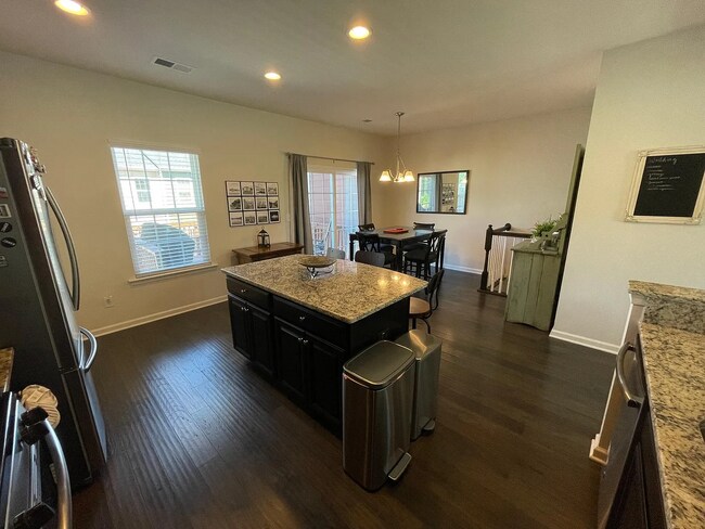 Building Photo - Stunning 3BD, 2.5BA End Unit Durham Townho...