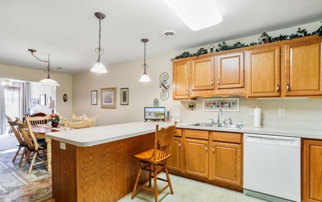 Building Photo - 372 Winding Oak Dr