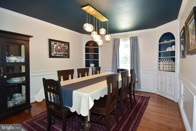 Building Photo - Set within the sought after community of Runnymeade, this beautifully maintained townhome offers ...