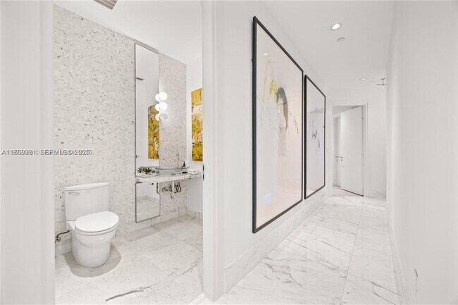 Building Photo - 200 Biscayne Blvd Way