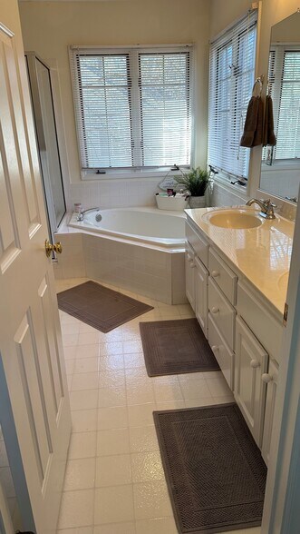 Building Photo - 100 Hebride Ct