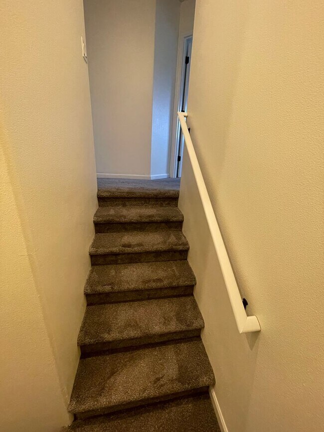 Building Photo - 4 Bedroom House in Jefferson!