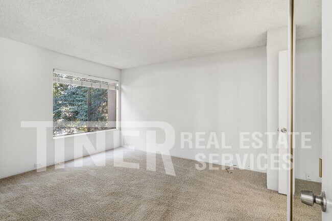 Building Photo - 730 Woodside Ln E