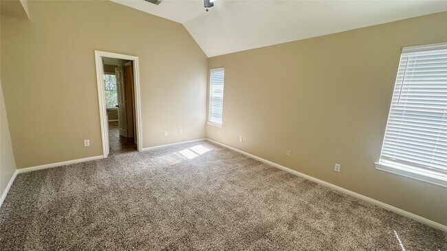 Building Photo - 374 Lake View Dr