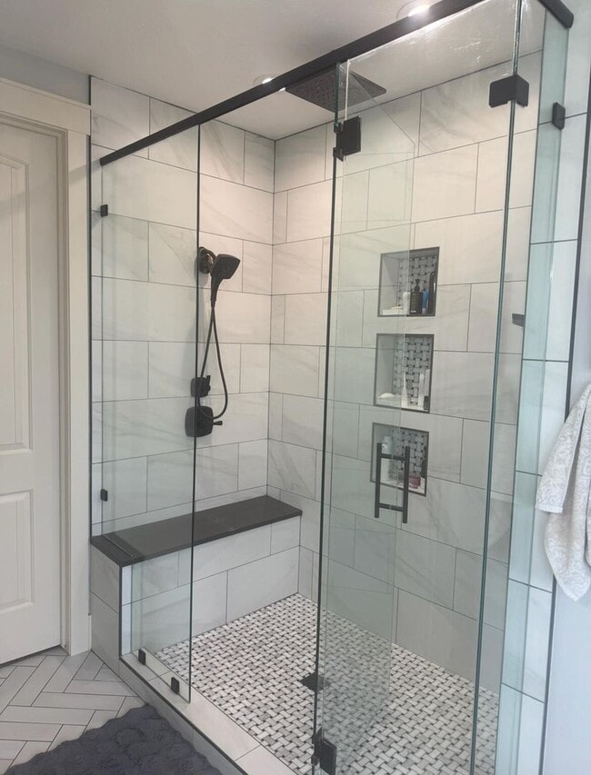 Building Photo - Beautifully Renovated 6 Bedroom Home in th...