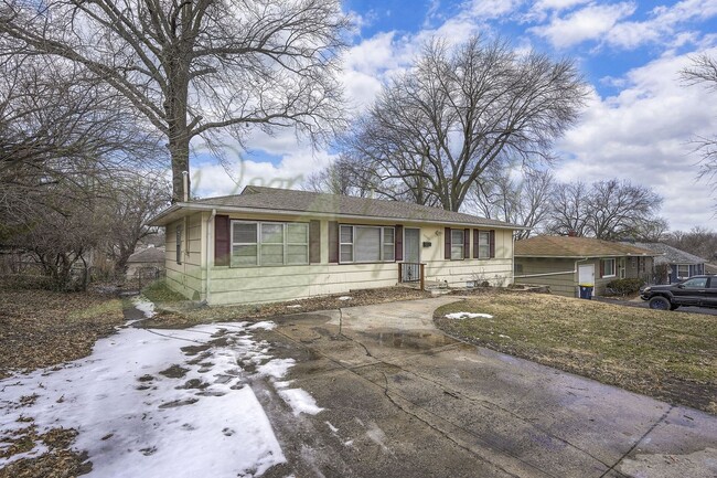 Building Photo - FINISHED BASEMENT WITH KITCHEN AND BATHROO...