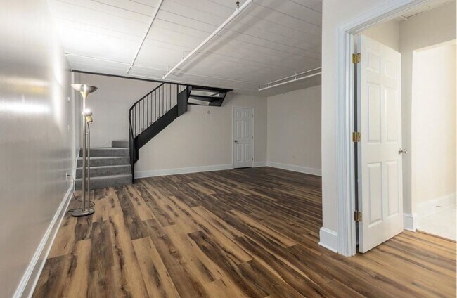 Building Photo - Modern Downtown Memphis Condo with Prime Location