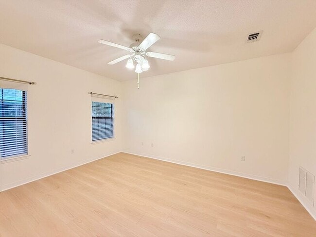 Building Photo - 4161 Longwood Cir