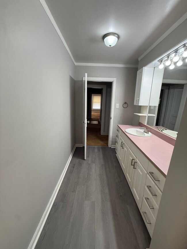 Building Photo - FIRST FULL MONTH RENT FREE