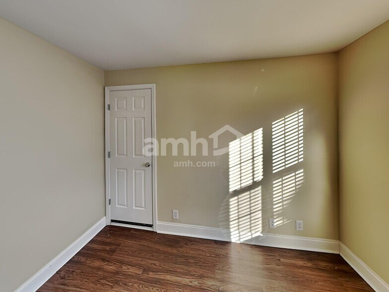 Building Photo - 2404 Adelaide Dr