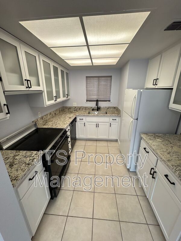Building Photo - 45 Derow Ct