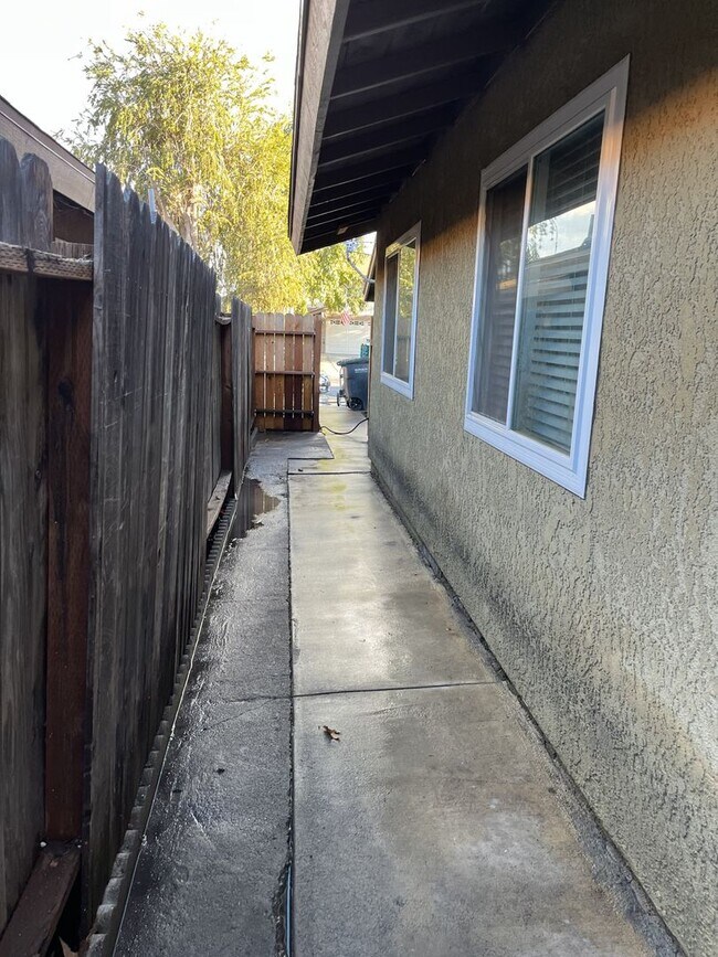 Building Photo - 3 BR 2 BA in Lake Elsinore $2395/month