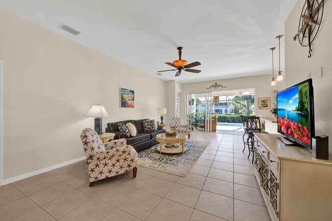 Building Photo - Rarely available Pool villa in Colonial Country Club!