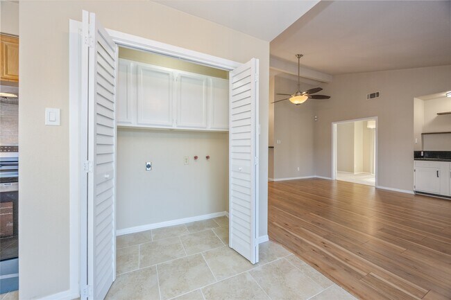 Building Photo - 2331 Ridgemont Dr