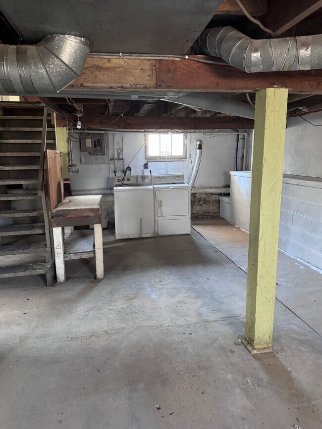 Building Photo - 813 E Washington St