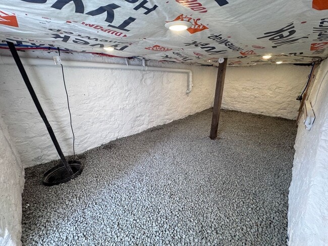 Building Photo - Trendy Urban Loft