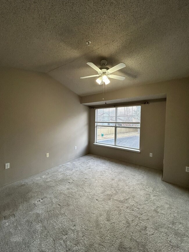 Building Photo - 2Br/2Ba Townhouse with Attached Garage