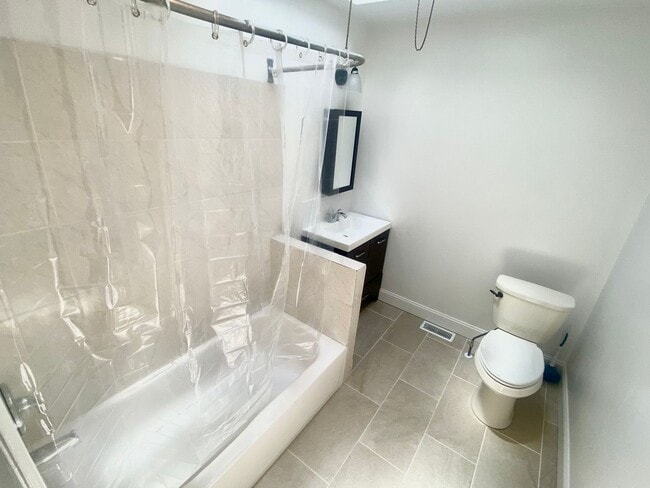 Building Photo - Newly Renovated 4BED 1.5BTH / Stainless Steel Appliances & Washer/Dryer Hookup!