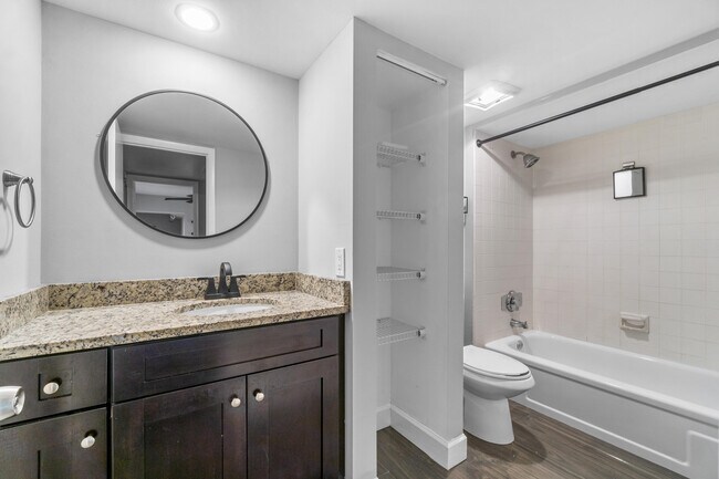 Building Photo - 1015 10th Ct