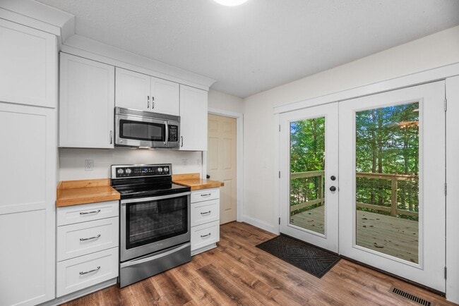 Building Photo - Beautifully Remodeled 3-Bedroom Home with ...
