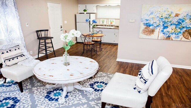 Building Photo - 2 bedroom and 1 bath