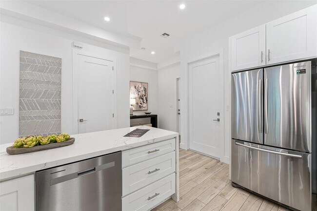 Building Photo - 1121 SW 2nd Ct