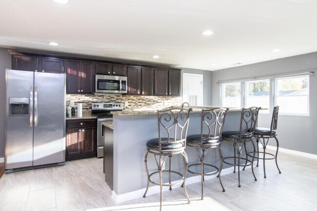 Building Photo - 3405 Pebble Dr