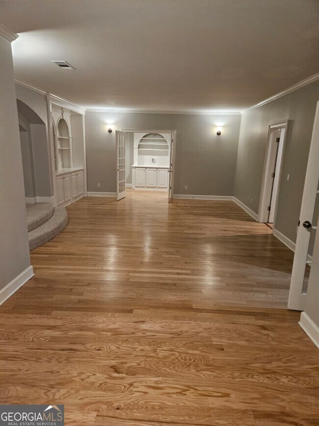 Building Photo - 660 Forest Hills Dr