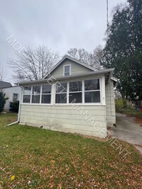 Building Photo - 2 Bedroom 1 Bath Single Family Home Availa...