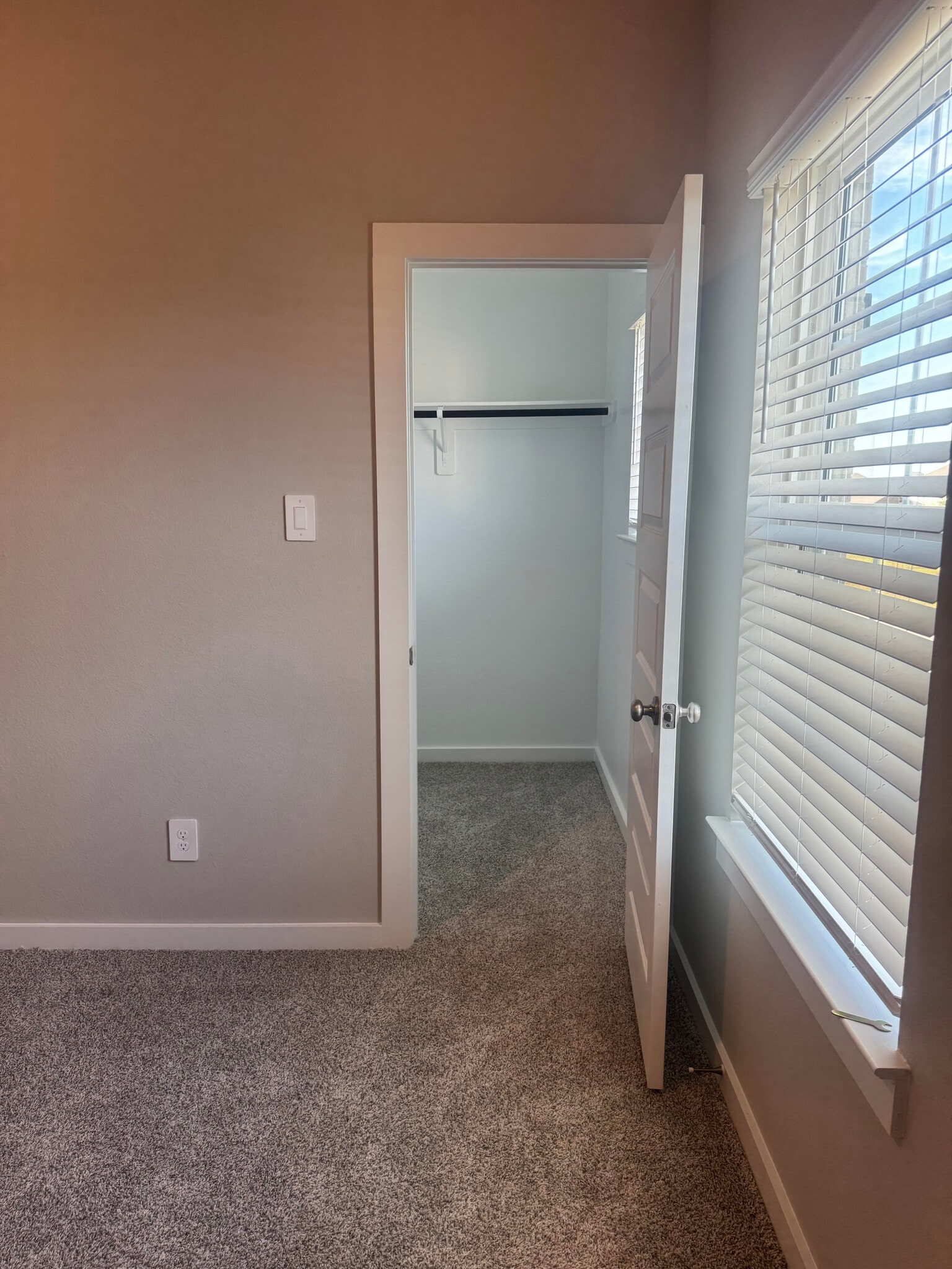 Walking Closet - 5018 Magnolia Springs Dr
