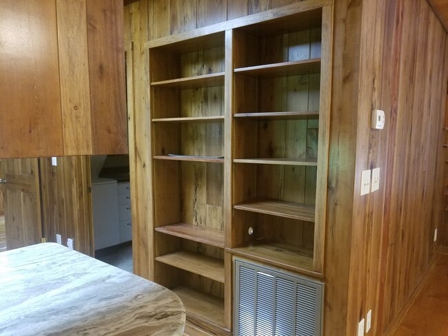 Building Photo - Beautiful Country Cabin