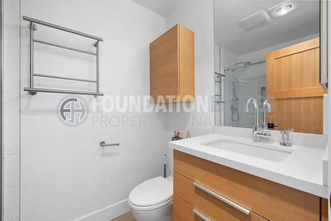 Building Photo - Modern View Condo Steps from Trails & Gold...