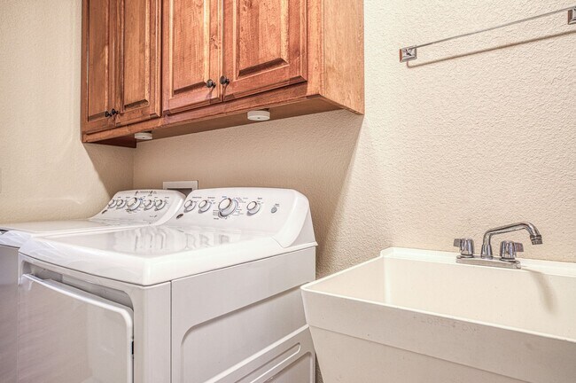 Building Photo - 16 Jubileo Ln