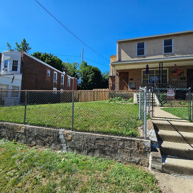 Building Photo - 1030 Lawrence Ave
