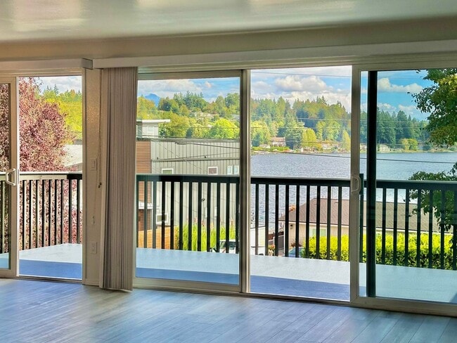 Building Photo - Newly Remodeled Top-Floor Duplex w/ Lake a...