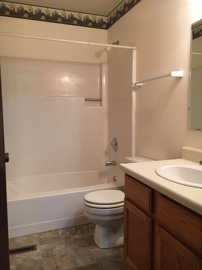 Building Photo - 2 Bedroom, 1 Bathroom Townhouse-Walking di...