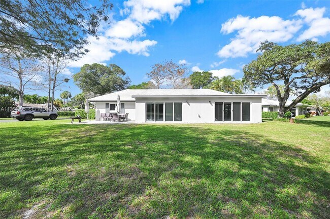 Building Photo - 820 E Cypress Ln