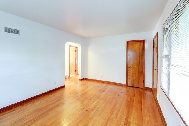 Building Photo - 602 S Mattis Ave