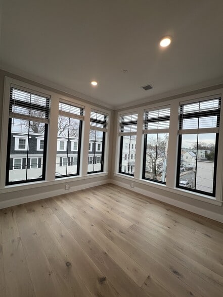 Building Photo - 5 Adamson St